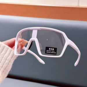 Lunettes de cyclisme pour femmes, monture noire, anti-vent, protection UV, lentille à changement de couleur, transmission de la lumière 99.8, épaisseur 2mm - Product Image 5