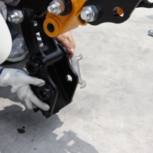 Nhà Máy Giá Thủy Lực Phụ Tùng Máy Xúc Thay Đổi Nhanh Chóng Hàng Rào Tông Đơ Đồng Bằng Xô Grapple Dĩa Với CE Chứng Nhận - Product Image 1