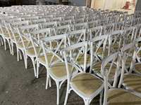 Vente en gros d'usine de chaises de salle à manger décontractées à dossier croisé en bois massif moderne empilables pour café, patio extérieur, hôtel pour événement de mariage
