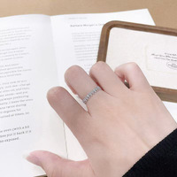 Anello Chic e Trendy con Diamanti Sintetici, Placcato in Oro Bianco 18K, Gioiello Raffinato per Fidanzamento e Matrimonio