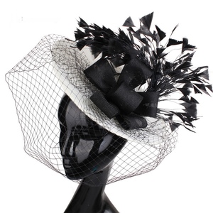 Sombrero Fascinador Vintage con Base Blanca, Velo de Red Negro y Lazo de Plumas - Product Image 2