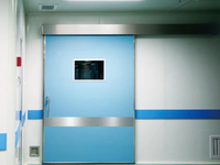 Porte coulissante automatique d'hôpital, cadre en acier, panneau de vision, design minimaliste, construction en polymère fini pour salle d'opération