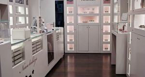 Vitrine à bijoux personnalisable, écologique et durable, avec éclairage LED, étagères à niveaux en verre, facile à nettoyer, personnalisable - Product Image 3