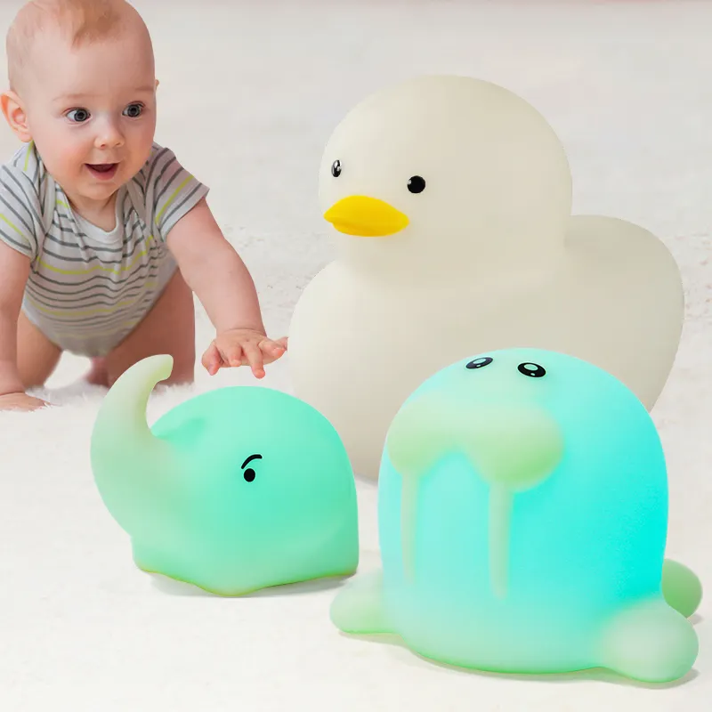 赤ちゃんと子供のための防水シリコンナイトライトバスナイトライトおもちゃ7種類の動物のパターンカラフルなアヒルのクジラのおもちゃ