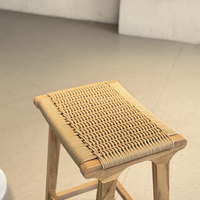 Tabourets de bar d'extérieur en bois avec sièges et repose-pieds tressés pour terrasse