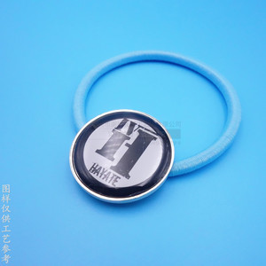 Élastique à cheveux en alliage avec logo en résine époxy, rond, nickel brillant, accessoire décontracté pour cheveux, collection Printemps 2024 - Product Image 2