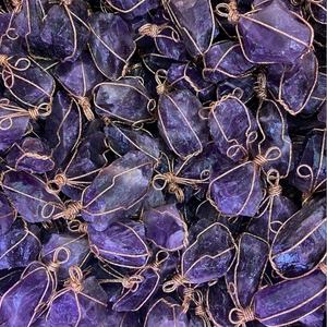 Kalung Liontin Batu Kasar Alami Tidak Teratur, Kalung Liontin Amethyst, Kalung Bungkus Kawat Berlapis Emas Buatan Tangan - Product Image 4
