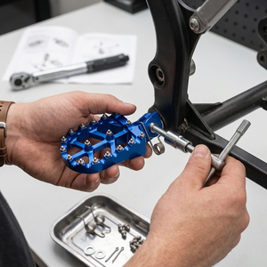 Pedane Antiscivolo in Alluminio CNC con Punte Sostituibili per Moto Fuoristrada <span class=keywords><strong>KTM</strong></span> SX/<span class=keywords><strong>SXF</strong></span>/XCF 125 <span class=keywords><strong>250</strong></span> 350 450 - Product Image 3