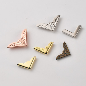 Protections d'angle métalliques rétro dorées en relief pour livres, carnets, albums photo, agendas, protection anti-collision - Product Image 3
