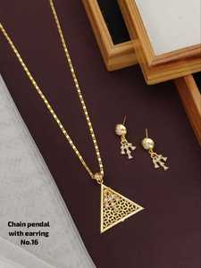 Parure Collier Pendentif Triangle Doré et Boucles d'Oreilles Géométriques Creuses pour Femme – Idéal Cadeau et Soirée - Product Image 1