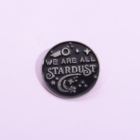 Großhandel Metall-Anstecknadeln Vintage Geometrische Runde Emaille-Pins Souvenir Englischer Schriftzug "We Are All Star Dust" Anstecknadel auf Lager