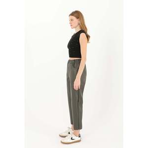 Pantalones de Piel Sintética para Mujer Puane con Cintura Elástica y Detalle de Bolsillo - Cómodos Pantalones de Piel Sintética Color Caqui con Corte Moderno, Modelo - Product Image 2