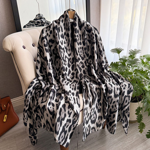 Vendita all'ingrosso calda di lusso marrone leopardo stampa Designer <span class=keywords><strong>sciarpa</strong></span> di seta moda <span class=keywords><strong>donna</strong></span> hijab e copricapo scialli <span class=keywords><strong>sciarpa</strong></span> - Product Image 5