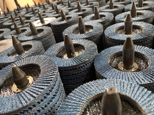 <span class=keywords><strong>Disque</strong></span> de polissage à lamelles bleu en oxyde d'aluminium P60 115 mm, dureté moyenne, avec fibre de verre <span class=keywords><strong>pour</strong></span> utilisation sur aciers alliés et inoxydables - Product Image 5