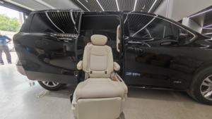 MPV SUV مركبة معدلة جلد فاخر قابل للتعديل دوار رفع مقعد سيارة أسود لذوي الاحتياجات الخاصة كبار السن - Product Image 3