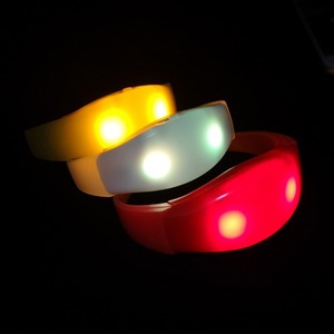Pulsera LED Activada por Sonido y Música, Regalos Promocionales con Certificado CE para Fiestas y Bodas, Pedido Mínimo 100 Piezas - Product Image 4