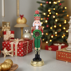 Redeco JOY Krans Notenkraker Figuur Feestelijk Rood Groen Goud Hars Kunst Ideaal Kerstcadeau voor Thuis Vakantie - Product Image 3