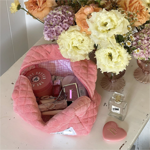 Trousse de toilette fourrure personnalisée, trousse de voyage en tissu éponge jalousement, trousse cosmétique de beauté rose moelleux avec doublure vichy - Product Image 3