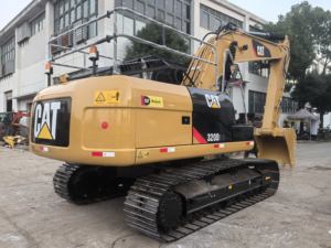 Excavatrice CAT320D d'occasion à haute efficacité de travail, puissante, 20 tonnes, de taille moyenne, à chenilles, modèle CAT320D2L 2024 en vente - Product Image 4