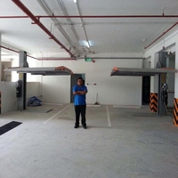Hidrolik Tek Kolon Araç Depolama 3500kg Kaldırma Kapasiteli Galvaniz Dalgalı Plaka Platformlu Elektrikli Kilitli Tek Kolon Park Etme İstifleyici