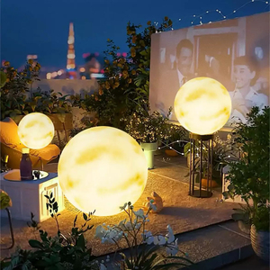 Lampe solaire 3D RIDGE en forme <span class=keywords><strong>de</strong></span> lune, étanche IP67, lumière LED globe lunaire, angle <span class=keywords><strong>de</strong></span> faisceau 360°, avec piquet <span class=keywords><strong>de</strong></span> sol, intensité réglable, pour jardin/terrasse/mariage - Product Image 1