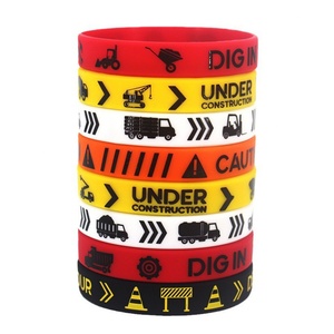 Bracelet en silicone personnalisé avec logo d'usine professionnelle, bracelet élastique en caoutchouc pour le sport et la mode, bracelet en silicone gravé - Product Image 1