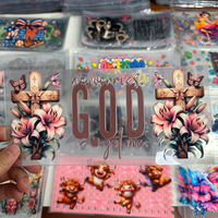 Keine Sorgen, Gott hat mich – Holzkreuz, rosa Lilie, Schmetterling, florales religiöses Design, transparenter UV-DTF-Becher-Wrap-Transfer-Aufkleber