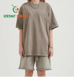Traques vertes. Shorts de mode pour hommes 100% coton personnalisés avec finition délavée à la pierre et au sel - Product Image 1