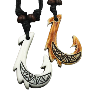 Collar tribal maorí de Nueva Zelanda para hombre, venta al por mayor, colgante de gancho de hueso de pescado tallado en resina hawaiana con cadena de cuerda para fiesta de regalo - Product Image 2