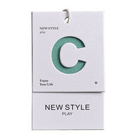 Étiquette volante de luxe personnalisée avec logo estampé or en relief pour vêtements et accessoires