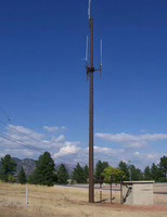 Tour de télécommunication monotube en acier pour antennes 4G 5G, galvanisée à chaud, levage par pompe pneumatique pour réseau de télécommunications extérieur