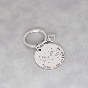 <span class=keywords><strong>Siempre</strong></span> bajo <span class=keywords><strong>el</strong></span> <span class=keywords><strong>mismo</strong></span> cielo Llavero de acero inoxidable Amantes Regalo del <span class=keywords><strong>día</strong></span> de San Valentín Personalidad Logotipo tallado DIY - Product Image 4
