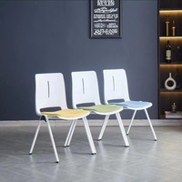 Fournisseur chinois de chaise empilable en plastique Nouveau design confortable chaise d'école en plastique moderne chaise de conférence pour salle de formation