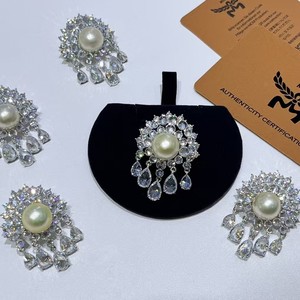 Broche rétro en forme de casque d'opéra de Pékin, décoration de poitrine en perles de mer naturelles avec motif de luxe incrusté de perles dorées de Nanyang - Product Image 1