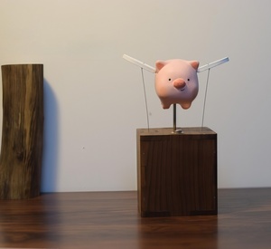 Nuovo Design Artigianale Creativo: Scultura Cinetica Meccanica in Legno a Forma di Maiale Volante, Decorazione Fatta a Mano per Casa e Ufficio - Product Image 5