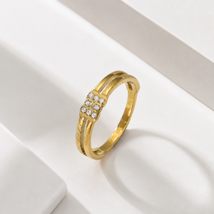 Bague en acier inoxydable plaqué or 14K sous vide avec grappe de zircons, double rail et détails gravés, largeur 0,5 cm - Product Image 1