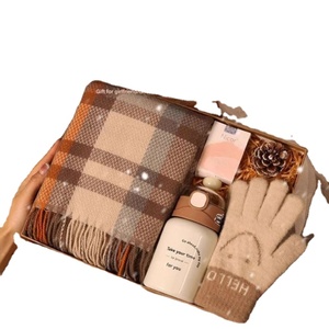 กล่องของขวัญฤดูหนาวและฤดูใบไม้ร่วงสุดเก๋ ประกอบด้วยผ้าพันคอแสนอบอุ่นและทันสมัย เหมาะสำหรับมอบให้แฟนสาวหรือเพื่อนสนิท - Product Image 1