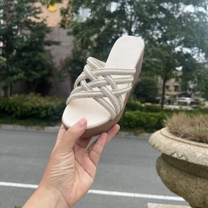 Chaussons en tricot à imprimé léopard pour <span class=keywords><strong>femme</strong></span>, à bout ouvert, en peau de mouton, pour un confort hivernal à la maison - Product Image 1