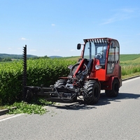 Mini Trattore Agricolo Economico con Caricatore Frontale, Tagliasiepi, Pala Gommata, Motore Yanmar, Pompa Idraulica ad Alta Efficienza