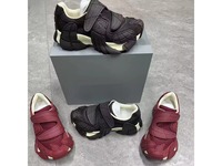 Chaussures plates décontractées pour femmes, légères et confortables, avec empeigne en PU, fermeture à bouton, logo personnalisé du fabricant, style baskets tendance.
