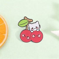 Broche en émail chat blanc cerise unique, mignon chaton dessin animé sur cerise rouge, pour décoration de sac à dos