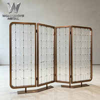 Paravent décoratif de luxe en verre artistique avec cadre en acier inoxydable découpé au laser pour la décoration intérieure, idéal pour les mariages, les halls d'hôtels et les villas