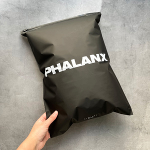 Sacs à fermeture éclair noirs avec logo personnalisé et impression blanche - Sacs en polyéthylène pour vêtements de sport et streetwear, fournitures d'emballage pour petites entreprises - Product Image 1