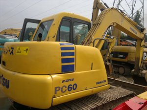 Excavadora de cadenas usada KOMATSU PC60-7 de 6 toneladas, miniexcavadora hidráulica con motor 4D95LE en venta - Product Image 2