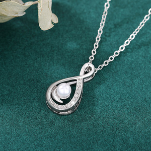 Collana con Ciondolo Sole Luna Stella per Donne, Gioielli di Moda Celestiale - Product Image 3
