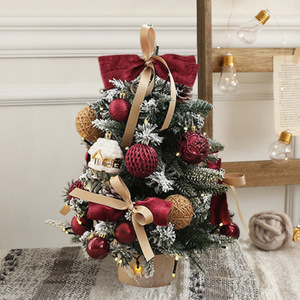 Kerstboom in boerderijstijl met sneeuwbespikkeld blad, strik en dennenappels, feestelijke decoratie - Product Image 3
