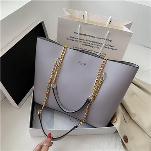 <span class=keywords><strong>Sac</strong></span> fourre-tout classique <span class=keywords><strong>noir</strong></span> en <span class=keywords><strong>cuir</strong></span> PU grande capacité pour femme 2026, <span class=keywords><strong>sac</strong></span> à main à bandoulière avec chaîne métallique dorée, style minimaliste quotidien - Product Image 3