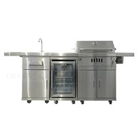 Cuisine extérieure avec îlot barbecue intégré, armoires en acier inoxydable résistantes aux intempéries, grilles avec four à pizza, cuisine extérieure