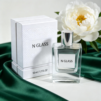 Vente en gros de flacons pulvérisateurs en verre personnalisés de 50 ml, forme carrée, design linéaire, avec pompe pulvérisatrice, sérigraphie, bouchon à vis, emballage en boîte pour