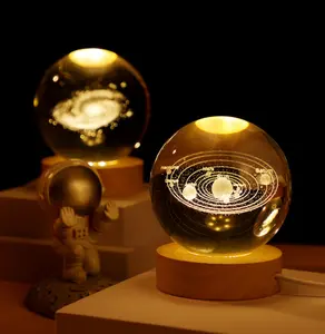 3d艺术6厘米8厘米豪华装饰夜光太阳能系统月亮水晶球灯夜灯木质底座创意礼品